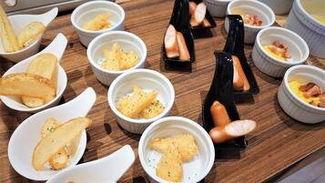 Daily buffet breakfast (JPY 1650 per person)