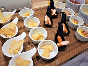 Daily buffet breakfast (JPY 1650 per person)