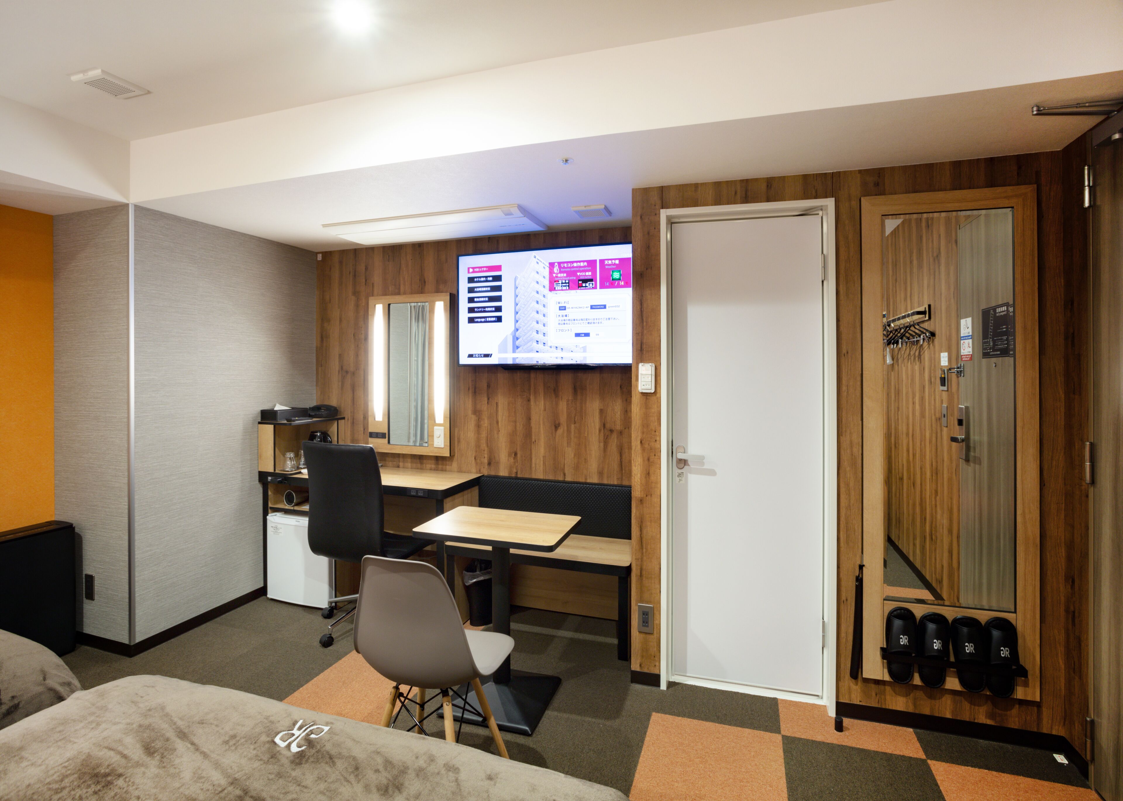 1 bedroom, down duvets, desk, blackout curtains