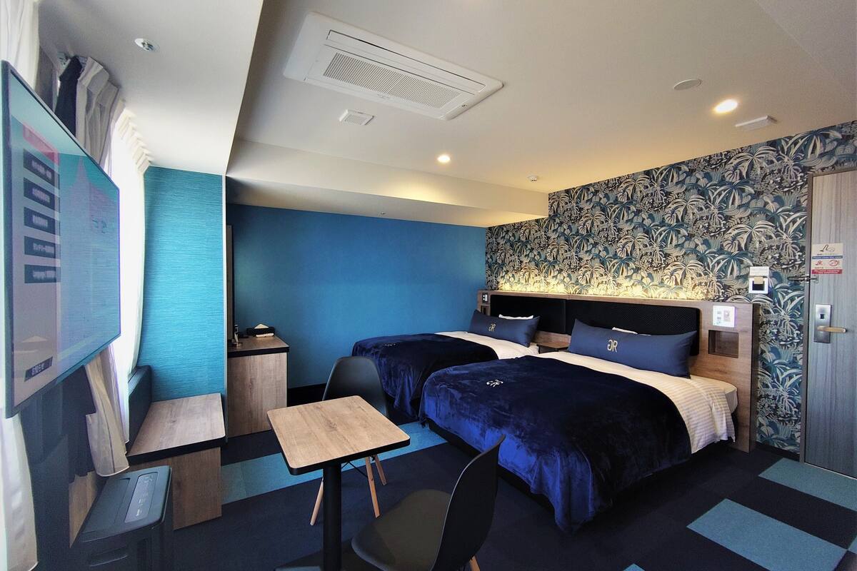 1 bedroom, down duvets, desk, blackout curtains