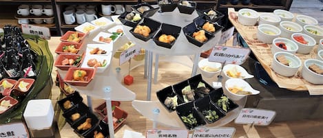 Daily buffet breakfast (JPY 1650 per person)