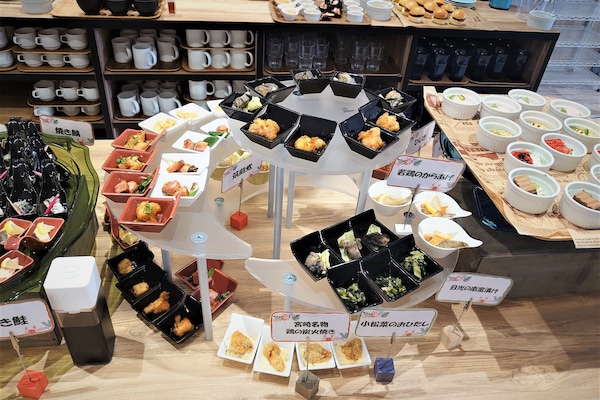 Daily buffet breakfast (JPY 1650 per person)