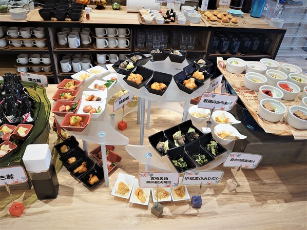 อาหารเช้าแบบบุฟเฟ่ต์ทุกวัน (JPY 1650 ต่อคน)