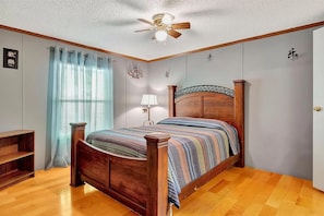 4 bedrooms, iron/ironing board, free WiFi, bed sheets