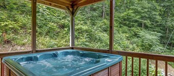 Secluded Woodland Getaway in the Heart of Pigeon Forge, Minutes from Dollywood!