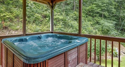 Secluded Woodland Getaway in the Heart of Pigeon Forge, Minutes from Dollywood!