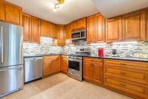 冷蔵庫、電子レンジ、オーブン、コンロ