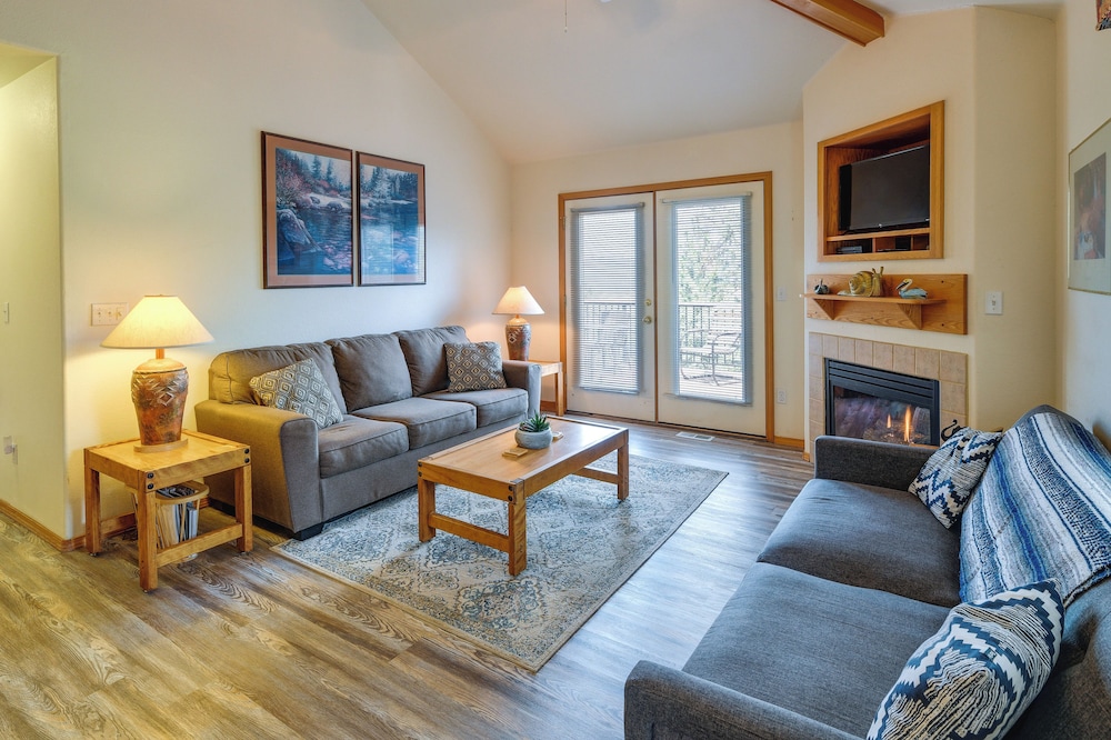 Resort-Style Klamath Falls Home, Golf Course View!