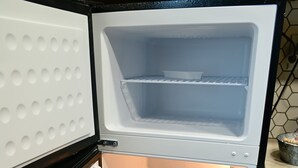 Un réfrigérateur doté d’un compartiment congélateur situé en haut et d’un compartiment principal situé en bas.