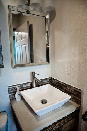 Combined shower/bathtub, towels, soap, toilet paper - Cozy Retreat w/ Hot Tub, Fire Pit & King Bed (Hatfield)