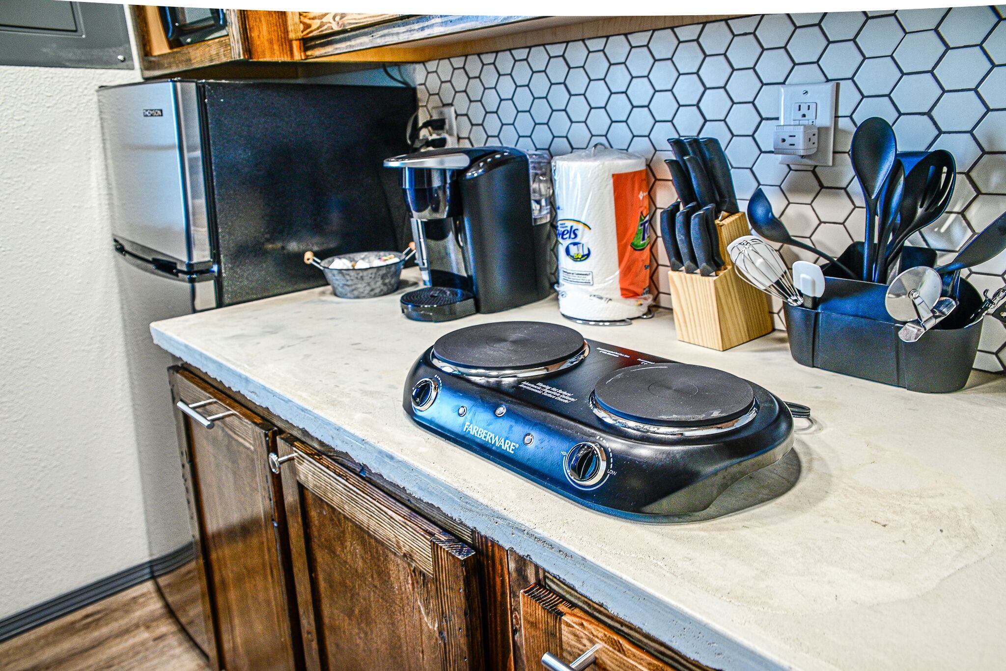 Réfrigérateur, micro-ondes, cafetière/bouilloire, grille-pain