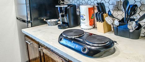Een koelkast, een magnetron, een koffiezetapparaat/waterkoker
