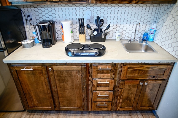 Réfrigérateur, micro-ondes, cafetiÚre/bouilloire, grille-pain