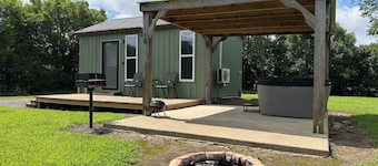 Cozy Retreat w/ Hot Tub, Fire Pit & King Bed