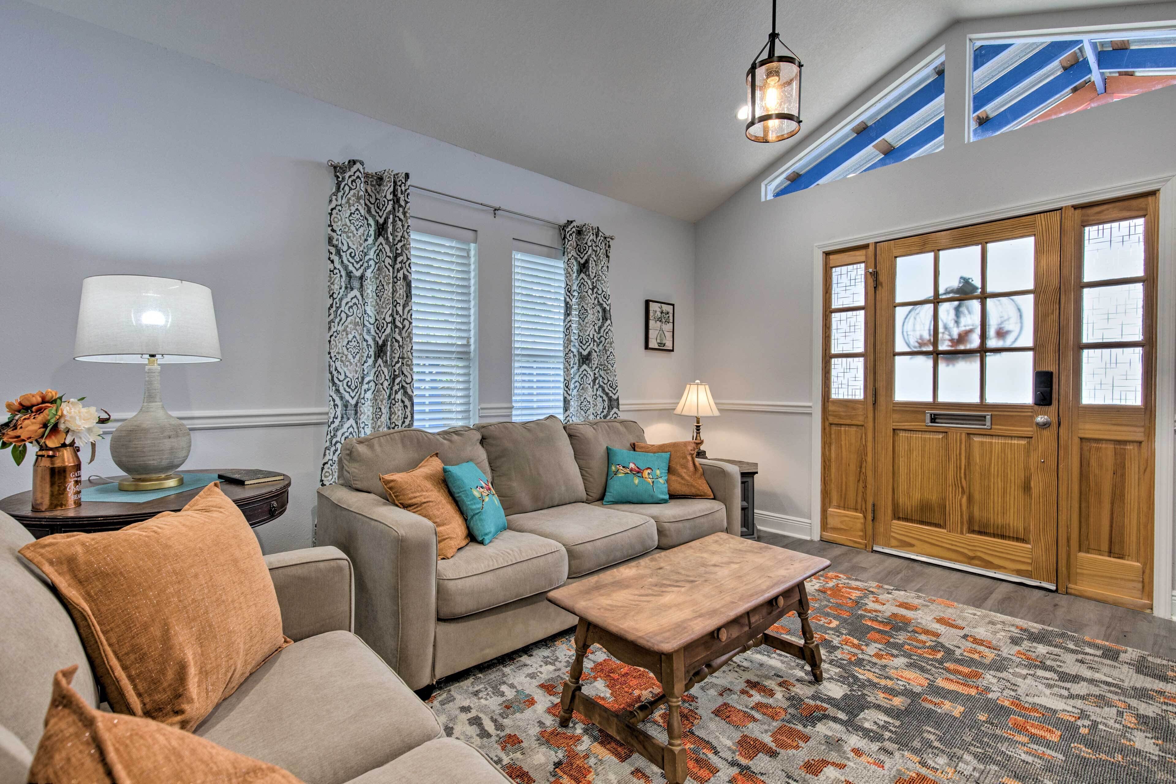 Downtown Ocean Springs Duplex w/ A/C 1 Mi to Beach