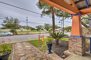 Property grounds - Downtown Ocean Springs Duplex w/ A/C 1 Mi to Beach (Ocean Springs)