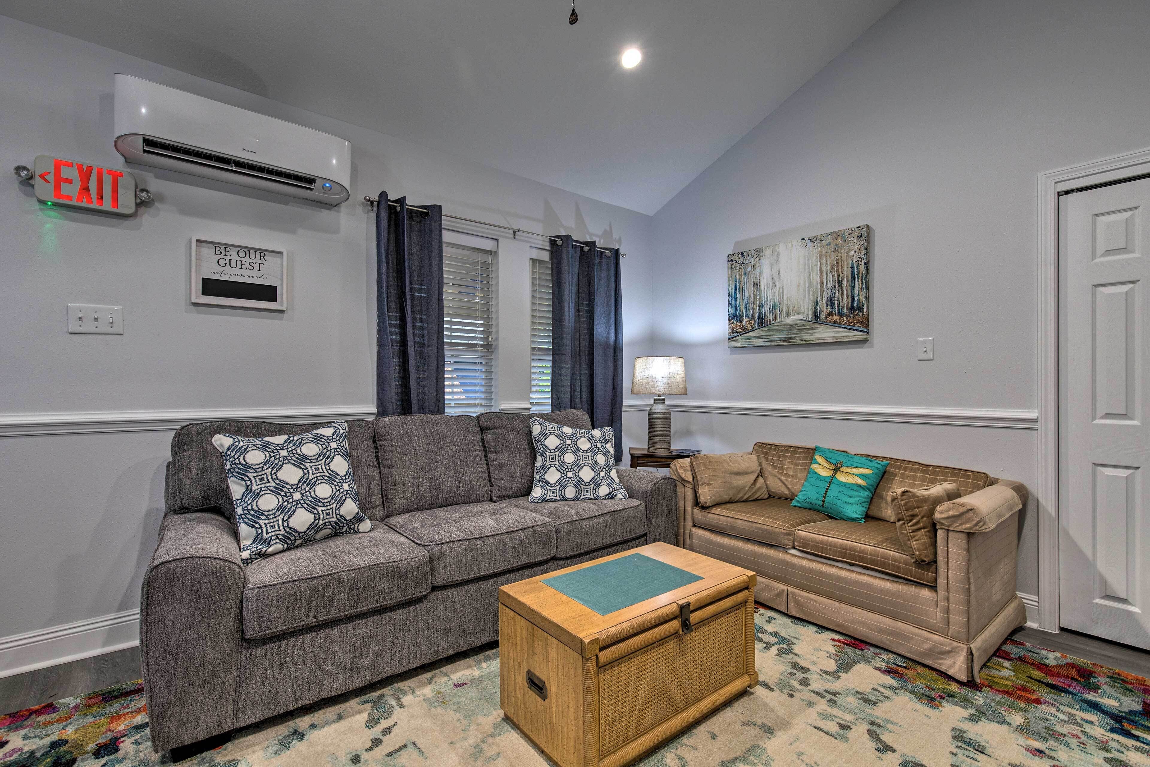 Downtown Ocean Springs Retreat: 1 Mi to Beach!