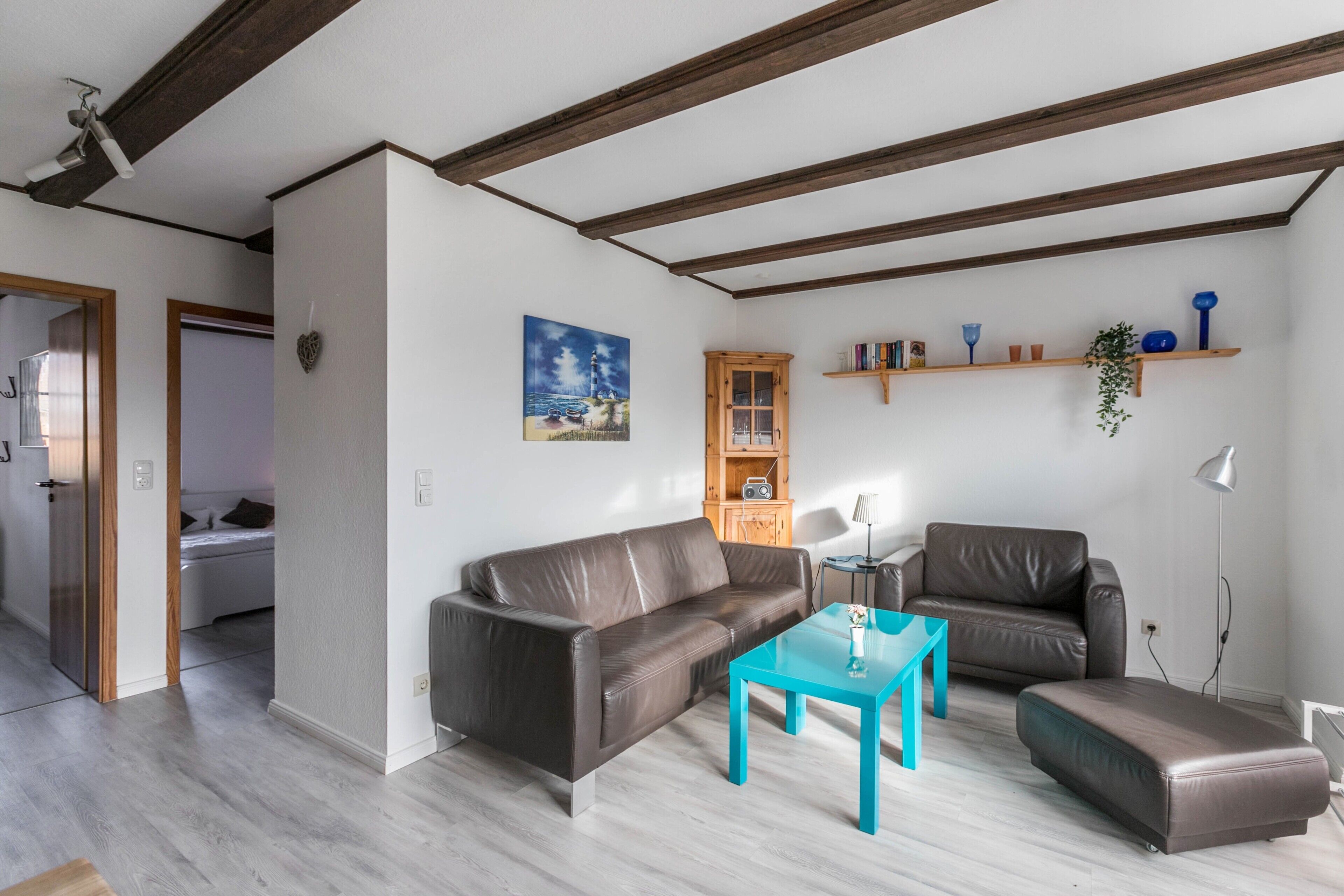 Een woonkamer met een bank, een salontafel en een tv-meubel.