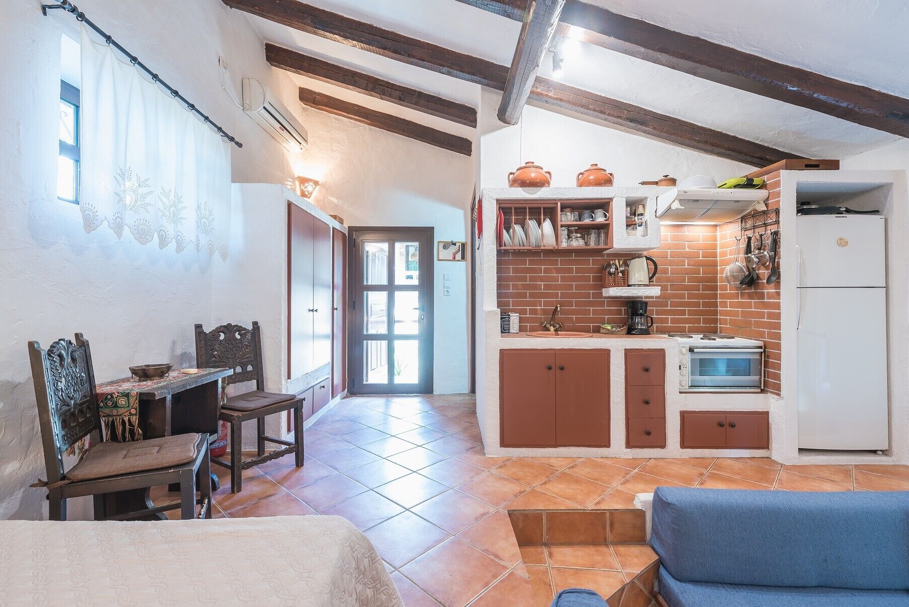 Ampelos Estate –10+ people estate on private ranch