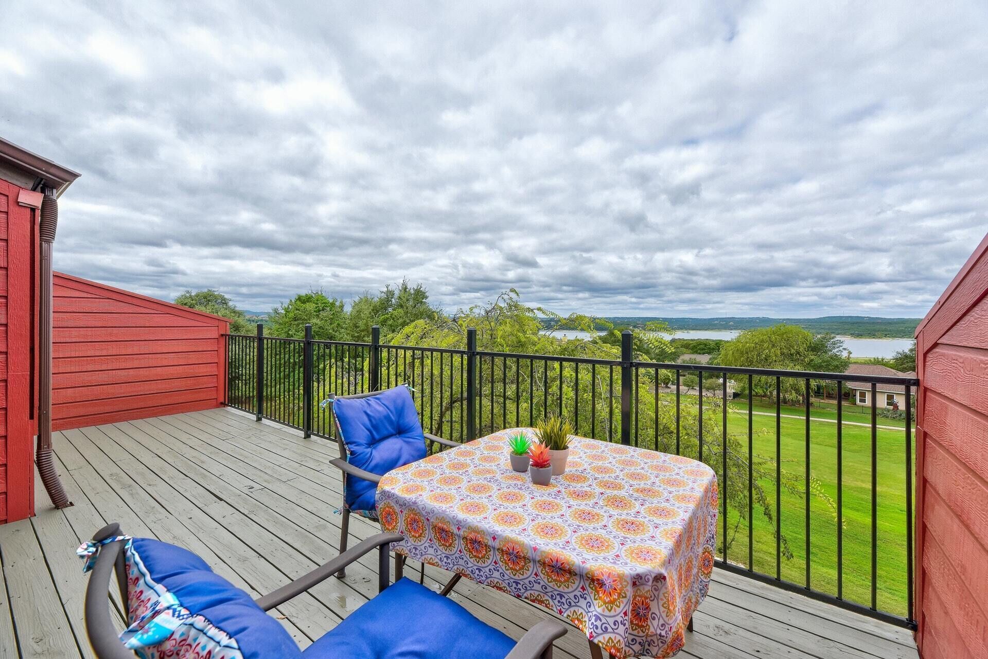 Cozy home with panoramic views of Lake Travis