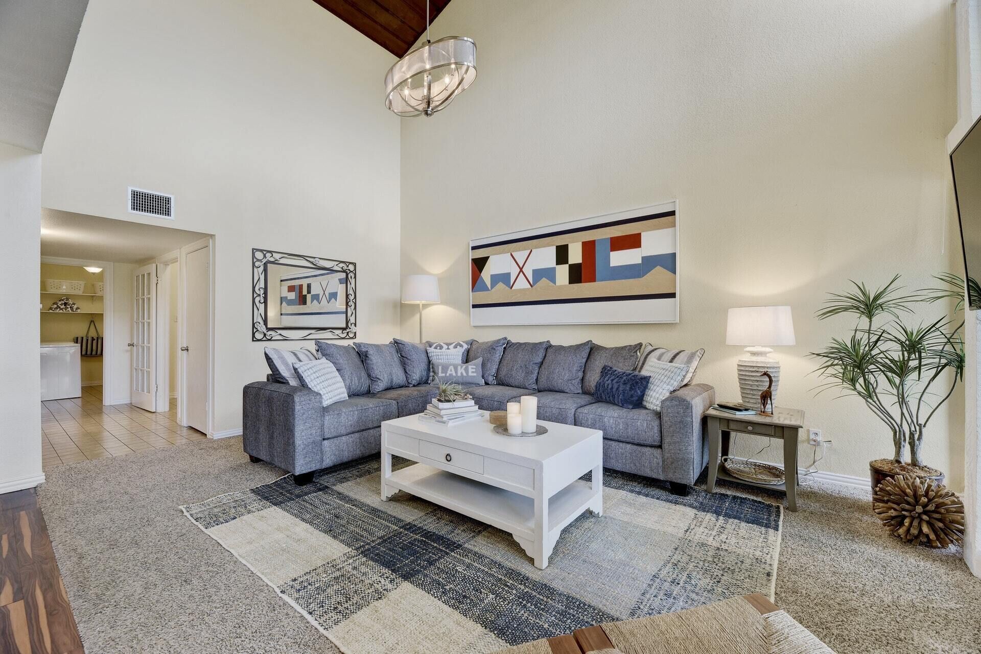 Cozy home with panoramic views of Lake Travis