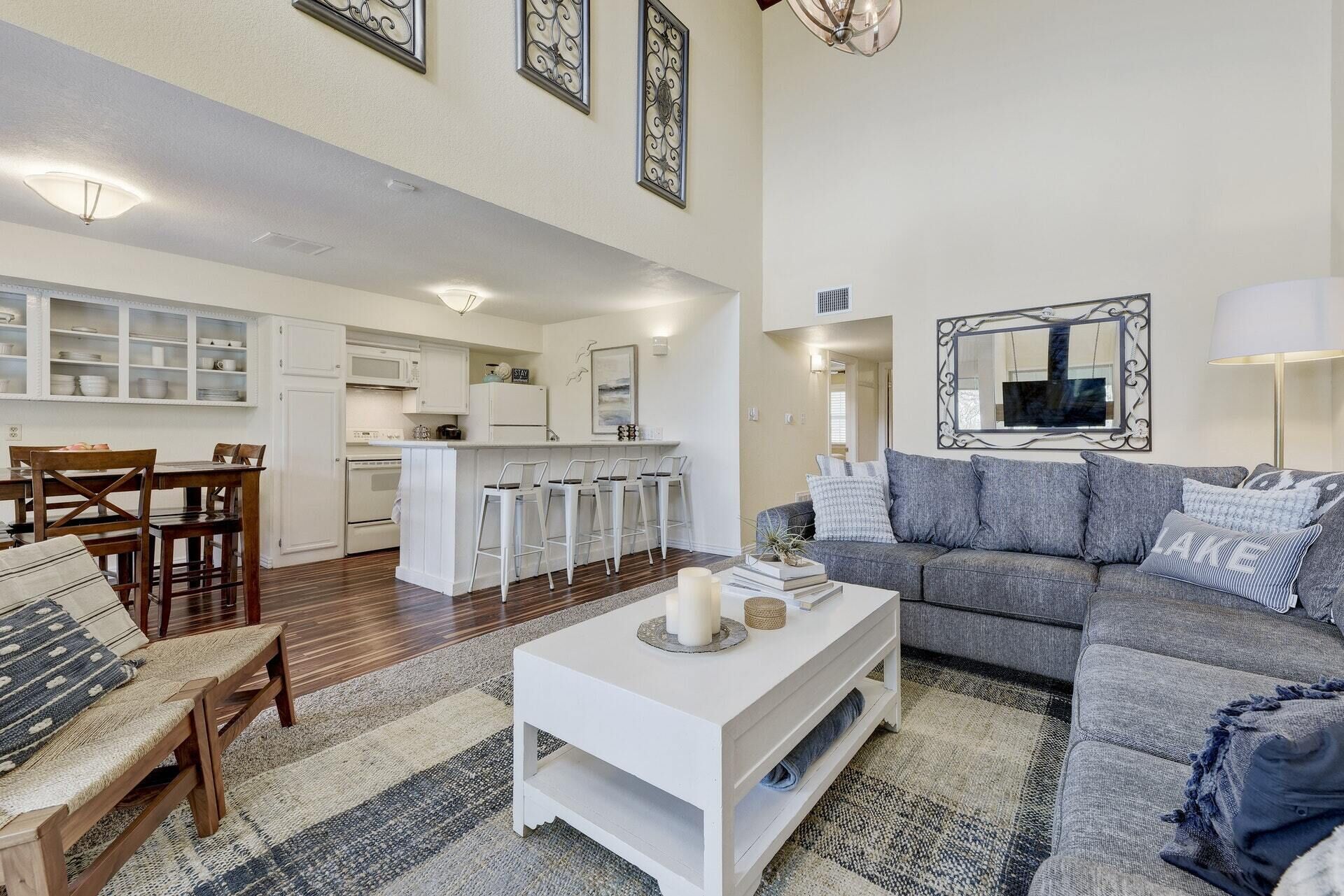 Cozy home with panoramic views of Lake Travis