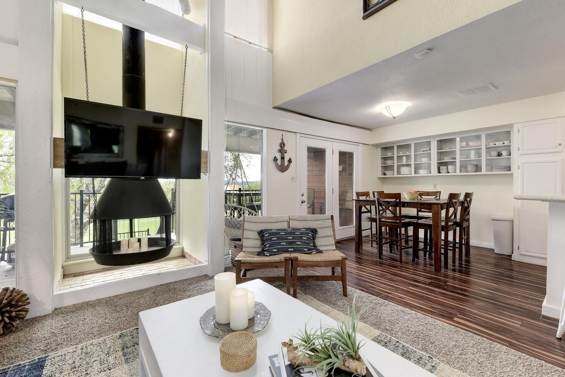 Cozy home with panoramic views of Lake Travis