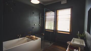 Monte Carlo Penthouse | Bathroom | Towels, soap, toilet paper
