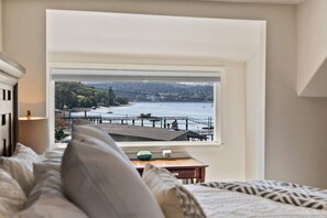 4 bedrooms, desk, iron/ironing board, travel crib - The BayAway 4 BR Waterview Home in DT Port Orchard (Port Orchard)