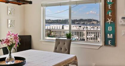 The BayAway 4 BR Waterview Home in DT Port Orchard