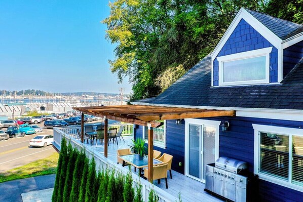 Outdoor dining - The BayAway 4 BR Waterview Home in DT Port Orchard (Port Orchard)