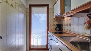 Fridge, oven, dishwasher, toaster