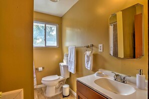 Amenidades de baño gratuitas, secadora de cabello, toallas 