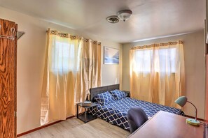 4 bedrooms, laptop workspace, iron/ironing board, Internet - Lovely Royal Oak Unit < 10 Min to Vibrant Downtown (Royal Oak)