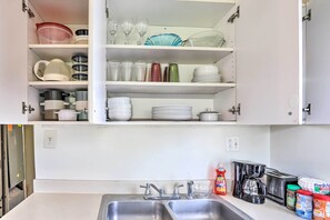 Refrigerador, microondas, parrilla de estufa y cafetera y tetera 