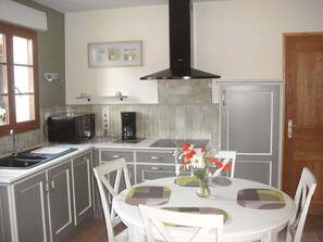 Fridge, microwave, stovetop, dishwasher - House with courtyard on south-facing beach 10 kms away (Nibas)