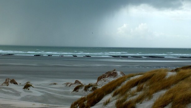 A beach with sand dunes and a cloudy sky. - House with courtyard on south-facing beach 10 kms away (Nibas)