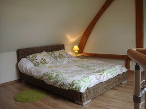 2 bedrooms, free WiFi, bed sheets - House with courtyard on south-facing beach 10 kms away (Nibas)