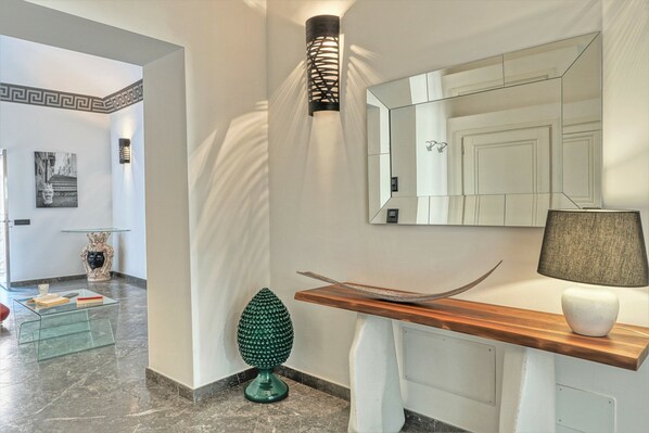 المنشأة من الداخل