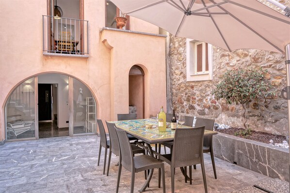 Outdoor dining - Villa Bordonaro (Cefalù)