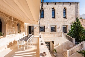 Outdoor dining - Splendid Former Chapel With Pool and hot tub (Port Mahon)