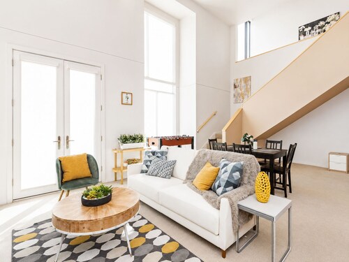Modern Penthouse on Mass By CozySuites