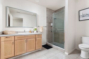 Designer toiletries, towels, soap, shampoo - Modern Penthouse on Mass By CozySuites (Indianapolis)