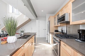 Lemari es, microwave, oven, dan kompor