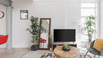 42-吋智慧型電視、數位頻道、電視、Netflix