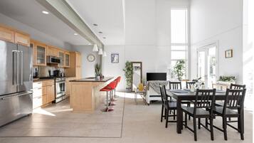 House (3 Bedrooms) | Private kitchen | Fridge, microwave, oven, stovetop