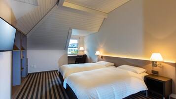 Hypo-allergenic bedding, desk, blackout drapes, free WiFi