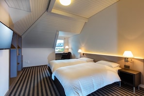 1 sovrum, allergitestade sÀngklÀder, skrivbord och mörklÀggningsgardiner