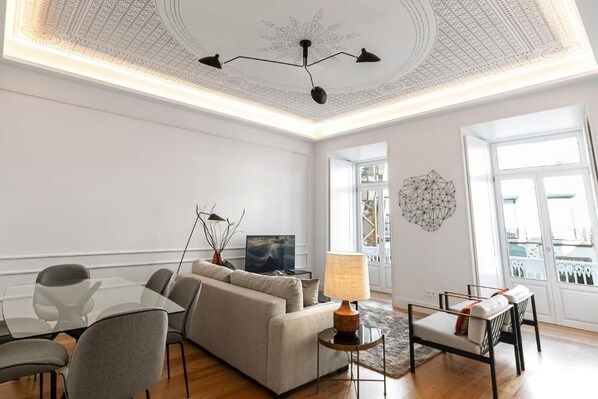 In-room safe, soundproofing, free cribs/infant beds, free WiFi - Casas da Baixa - Unique Chiado (Lisbon)