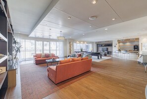 TV - Apartment by Medical Center (Houston)